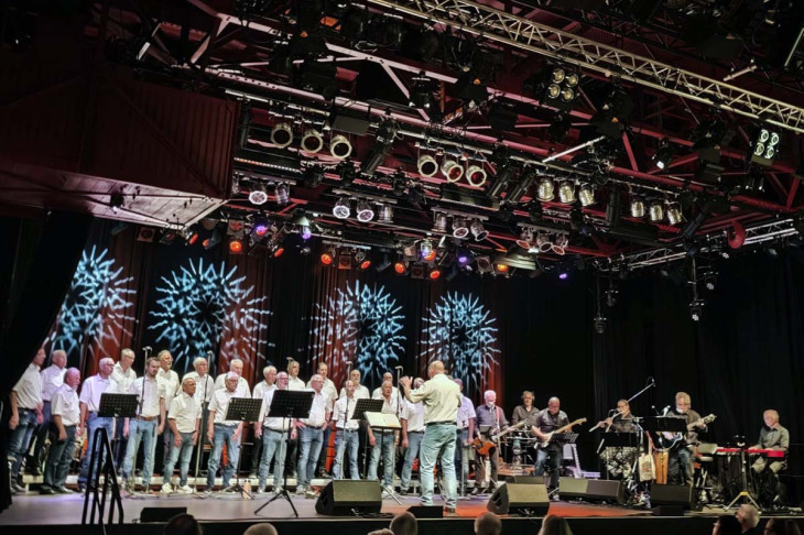 Kult-Hits im Kulturwerk Wissen: Männerchor und Band singen sich durch die Jahrzehnte