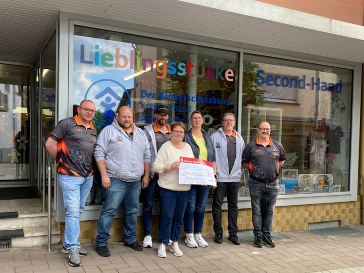 Grozgige Spende an den Kinderschutzbund Altenkirchen: Dart-Club  Jaeger-Meister sammelt 3.500 Euro | AK-Kurier.de