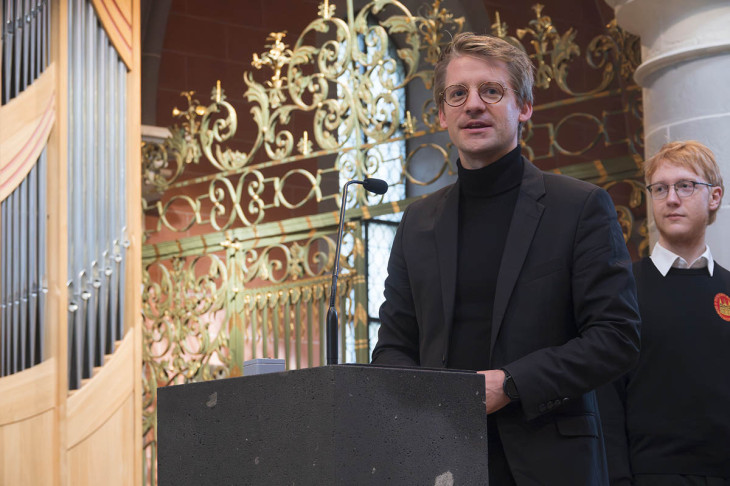 Domkapellmeister Stefan Steinemann gibt eine kurze Einf�hrung zum Konzert. 