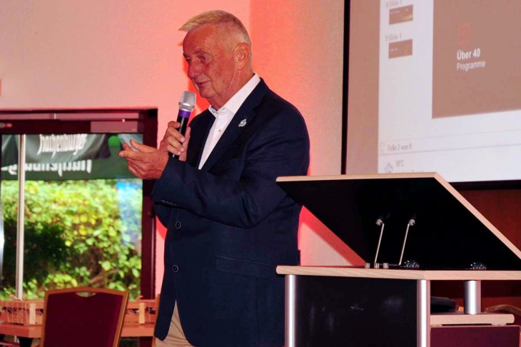Reiner Meutsch f�hrte in seiner bekannt charmanten Weise durch den Abend