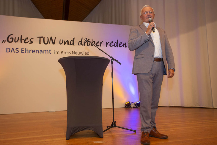 Landrat Achim Hallerbach begr��t die Ehrenamtler.