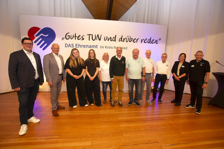 Von links: Michael Bleidt, Achim Hallerbach, Miah und Maggie, J�rgen Gr�nwald mit seinem Team der VORTOUR der Hoffnung, Kerstin Schwanbeck-Stephan und Marcus Broich
