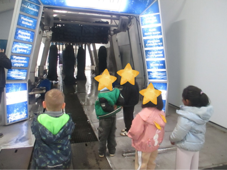 Mit Schaum und Bürsten: Vorschulkinder erkunden die Geheimnisse der Autowäsche in Betzdorf