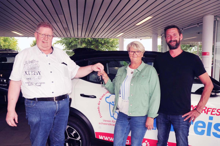 Erster Preis des Sommerfestes der Freunde der Kinderkrebshilfe wurde �bergeben