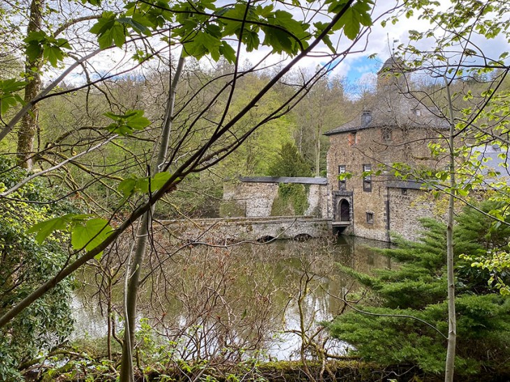 Blick auf das Wasserschloss Crottorf