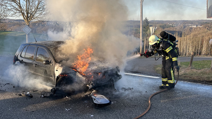 Aktualisiert: Verkehrsunfall in Etzbach - Pkw gerät in Brand