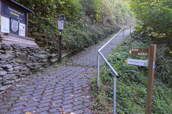 Der offizielle und einzige Weg zur Burg. 