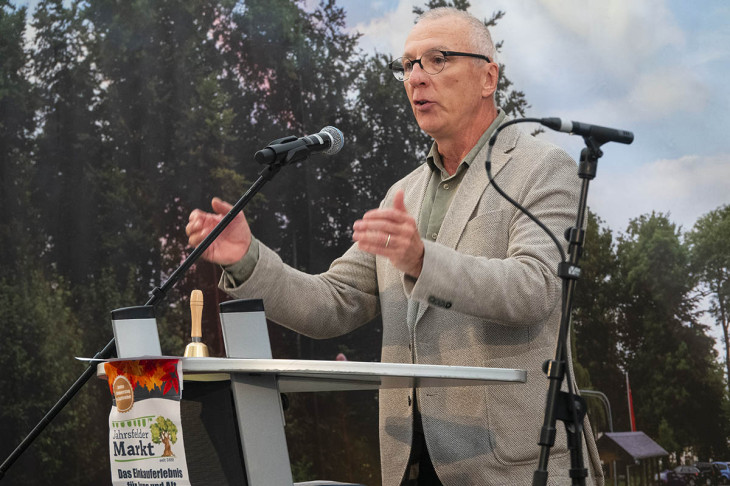 Ortsb�rgermeister Holger Drees begr��t.