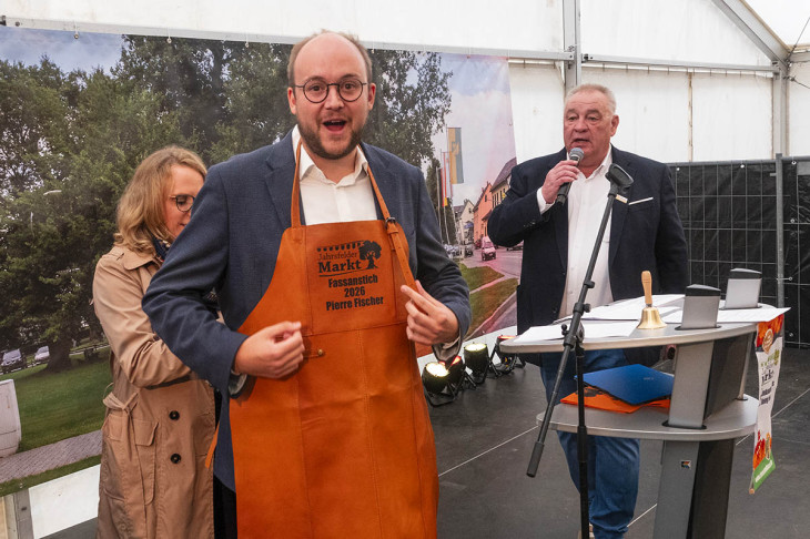Pierre Fischer wurde mit einer personalisierten Sch�rze �berrascht. 