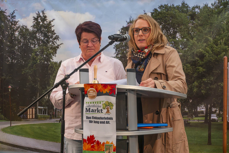 Die Marktmeisterinnen Theodora Lippemeyer (rechts) und Ulrike M�ller.