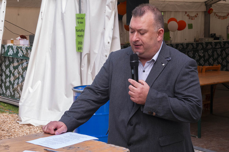 Martin Neitzert begr��t.