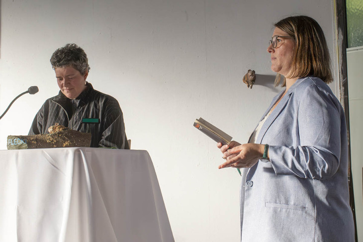 Katharina Ro�bach begr��t und stellt die Schriftstellerin vor.