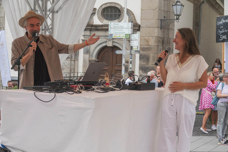 Beate Macht begr��t das Publikum und den K�nstler Jan Loechel.