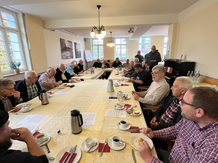 Männerfrühstück der Männerarbeit im Kirchenkreis Altenkirchen blickt hinter die Kulissen
