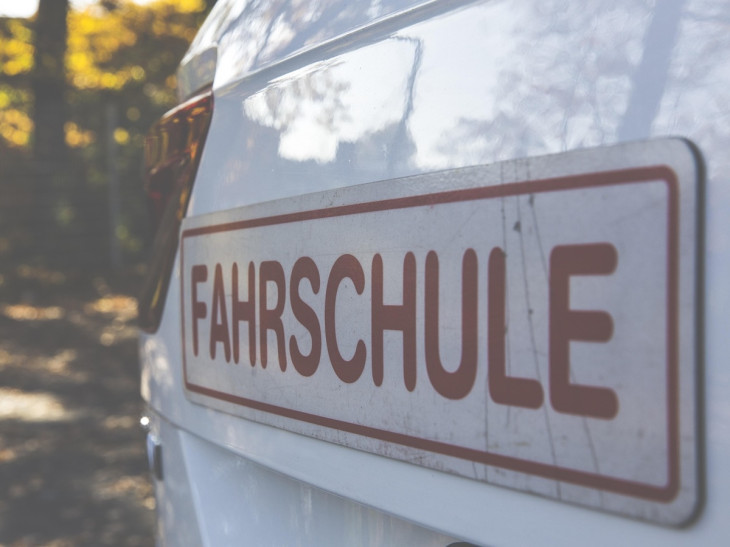 Nicole n�rgelt . . . �ber den teuren F�hrerschein