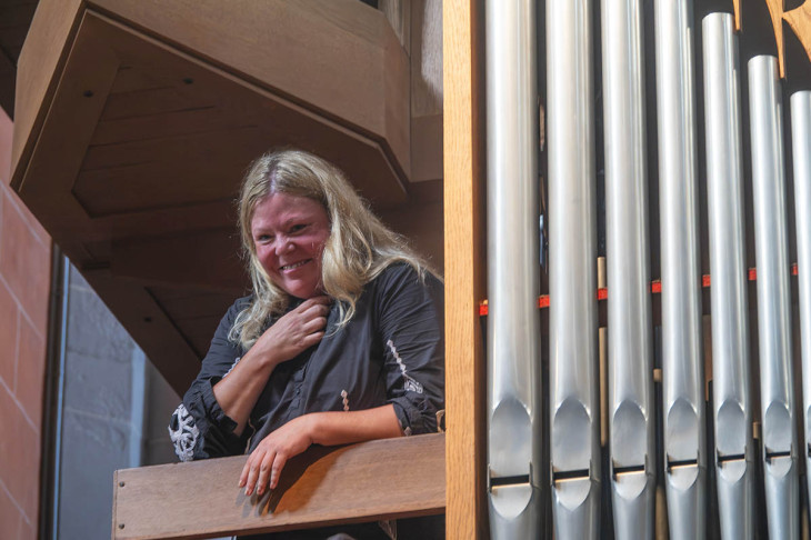 Die K�nstlerin an der Riegerorgel.