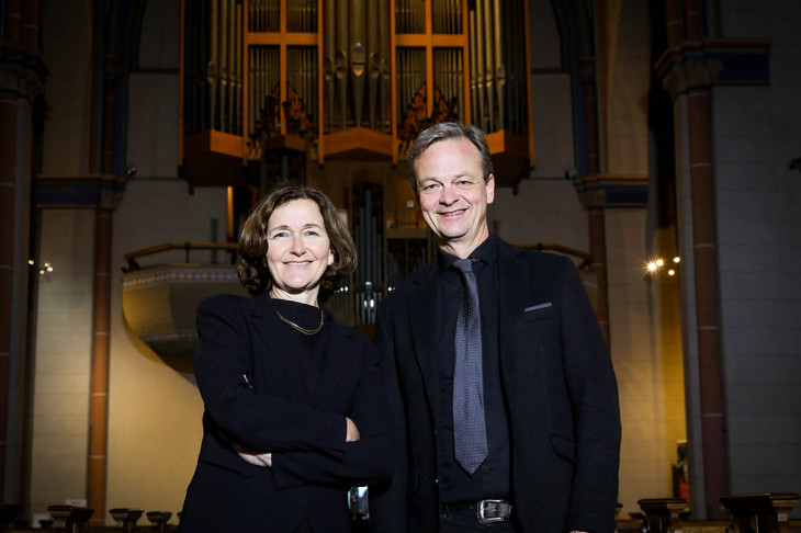 Ute Gremmel-Geuchen und Heinz-Peter Kortmann nehmen gemeinsam an der Orgel Platz. Foto: Veranstalter