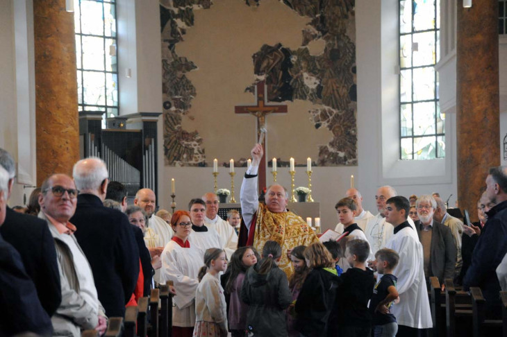 Pfarrer K�rten segnet die neue Orgel