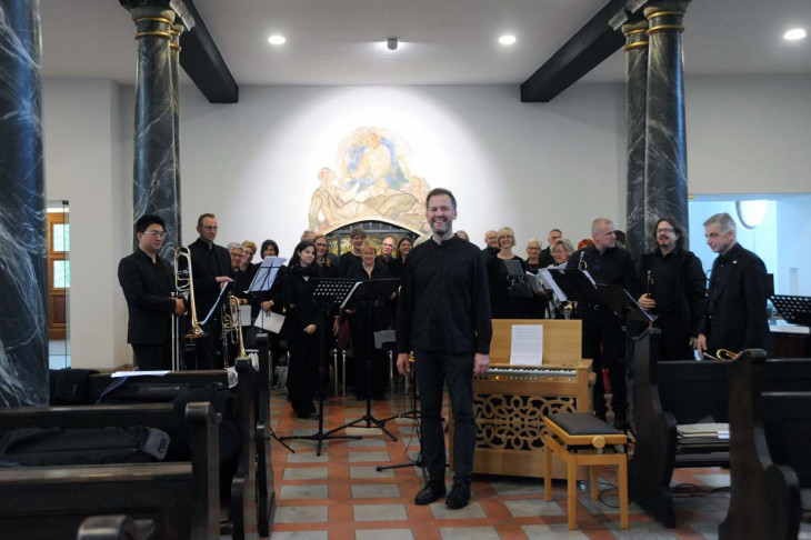 Chor und Musiker unterst�tzten musikalisch