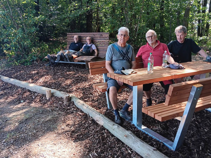 Kausener Rentnergruppe erstellte neue Sitzgruppe