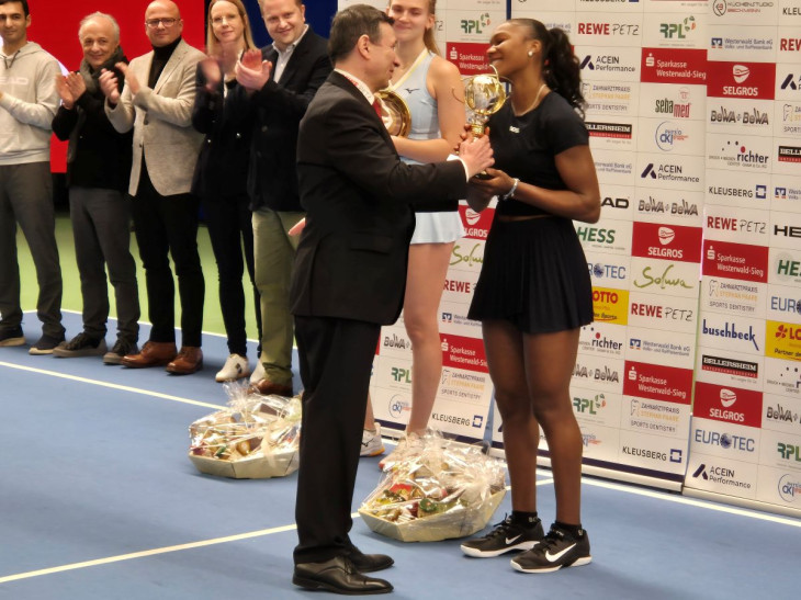Altenkirchener Frauen-Tennisturnier: Noma Noha Akugue holt überraschend Titel