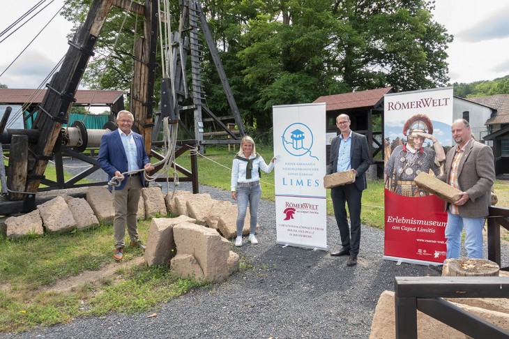 Von links: Landrat Achim Hallerbach, Sandra Kster, Jan Ermtraud und Frank Wiesenberg