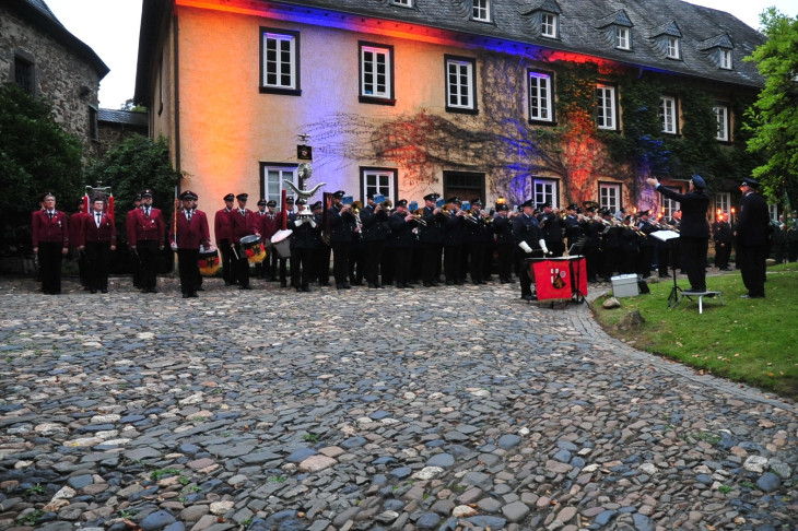 125 Jahre Stadt- und Feuerwehrkapelle Wissen: Großer Zapfenstreich am Schloss