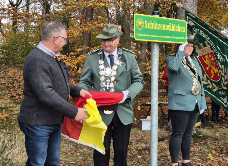 Stadt Altenkirchen widmet Schtzengesellschaft zum Jubilum ein Stck Wald
