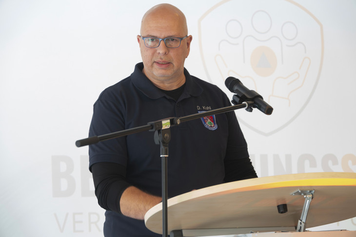 Dirk Kuhl, Stabsstelle Risiko- und   Krisenmanagement der VG Puderbach, Organisator der Veranstaltung, er�ffnet. 