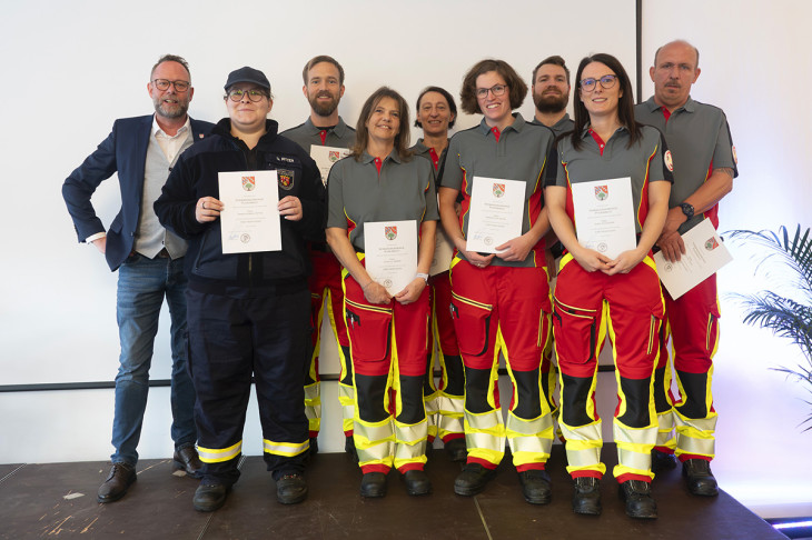 Neue Kr�fte der First-Responder-Gruppe erhalten ihre Ernennungsurkunden. 