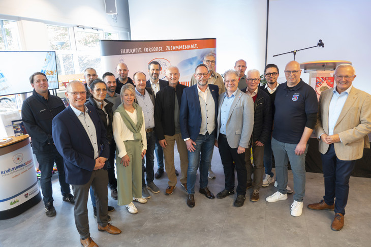 Gruppenfoto der Macher mit den geladenen G�sten.