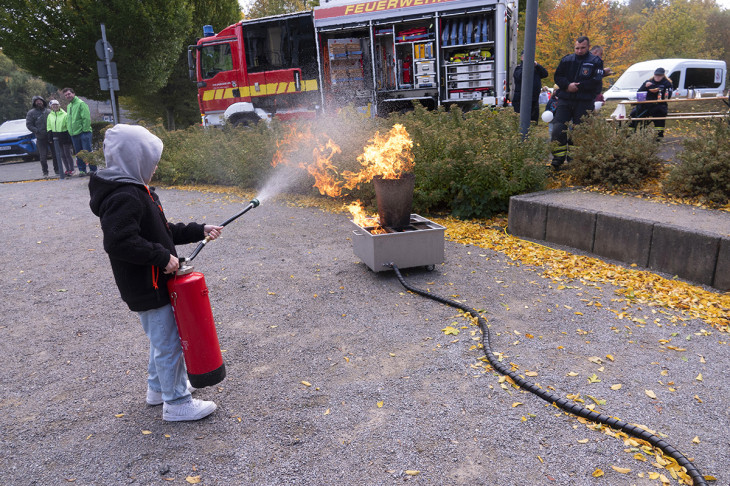 Bei der Feuerwehr konnten die Kinder den Umgang mit dem Feuerl�scher �ben. 