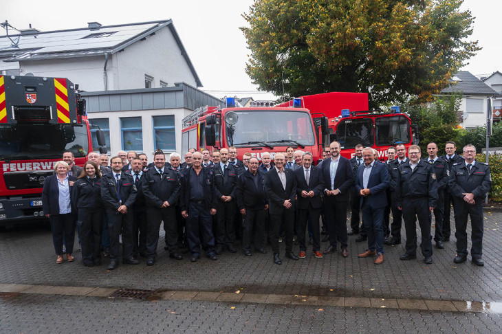 Gruppenfoto mit Politik und Einsatzkr�ften.