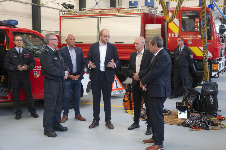 B�rgermeister Pierre Fischer (Mitte) informiert �ber die politische Arbeit in Zusammenhang mit der Feuerwehr.