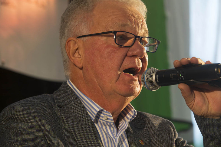 Gunter Jung begr��t.