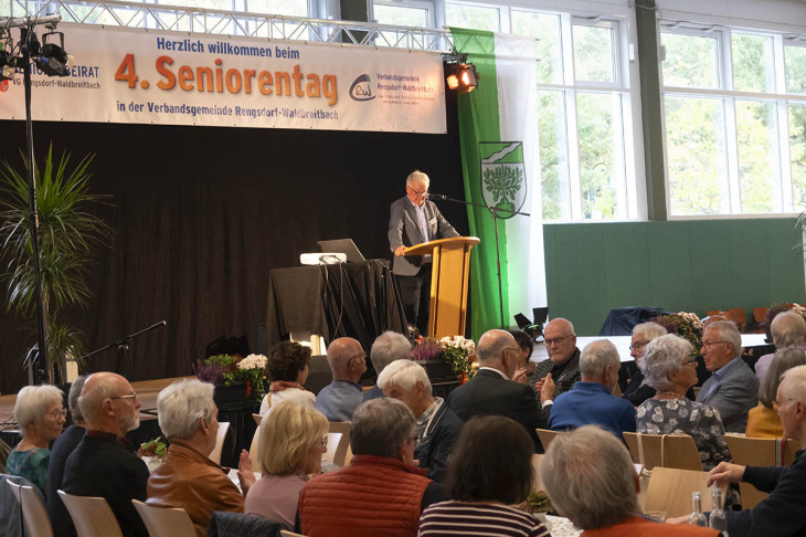 Voll besetzte Turnhalle.