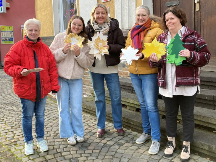 Selbstgebastelte Sterne bringen Adventsfreude ins Krankenhaus Kirchen