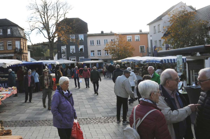 Die Standbetreiber auf dem Marktplatz hatten gut zu tun