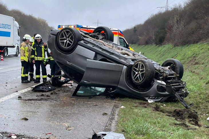 Schwerer Unfall auf der A3 in H�he Krunkel: Drei Personen im Fahrzeug 