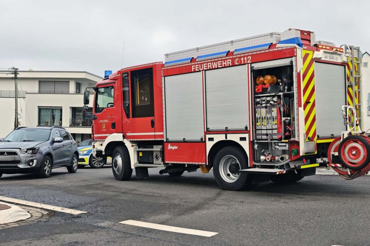 Verkehrsunfall im Kreisverkehr Weyerbusch (B 8): Zwei Personen leicht verletzt