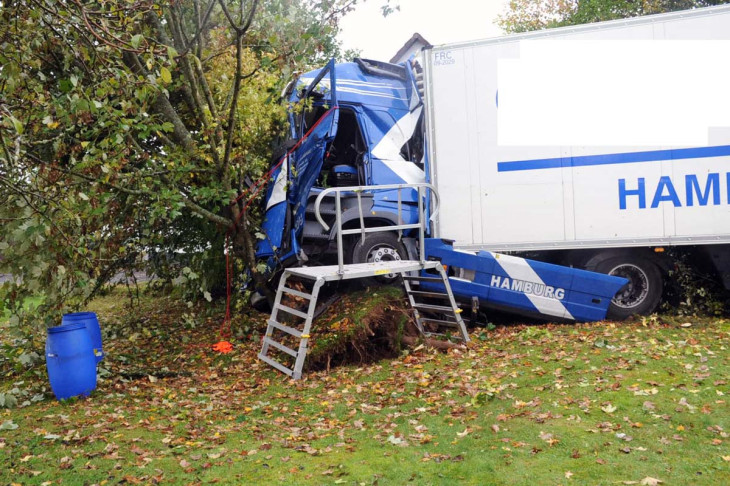 Lkw prallt in Neitersen gegen Baum: Fahrer aus F�hrerhaus befreit