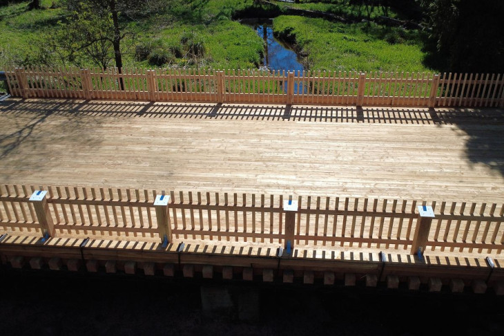 Neue Holzbr�cke am Stegskopf verbindet Hof und Nisterberg