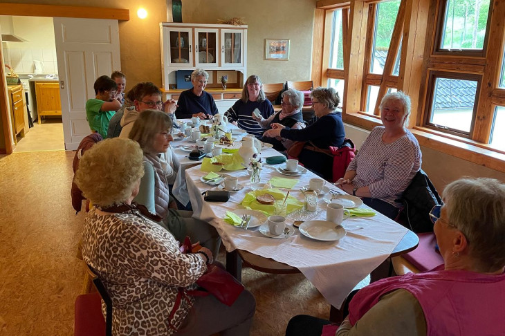 Landfrauen besuchen Bioh�fe der Familie Bay im Wiedtal