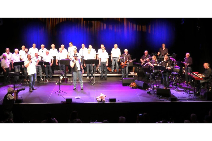 Kult-Hits im kulturWERKwissen: Männerchor Wallmenroth und Band auf der Bühne