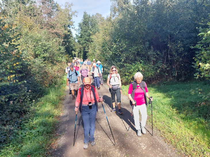 Herbstwanderung in Altenkirchen: 35 Wanderer erkunden Burg Koberstein