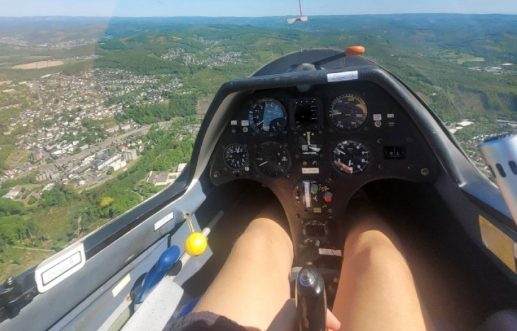 Erlebe das Fliegen hautnah: 