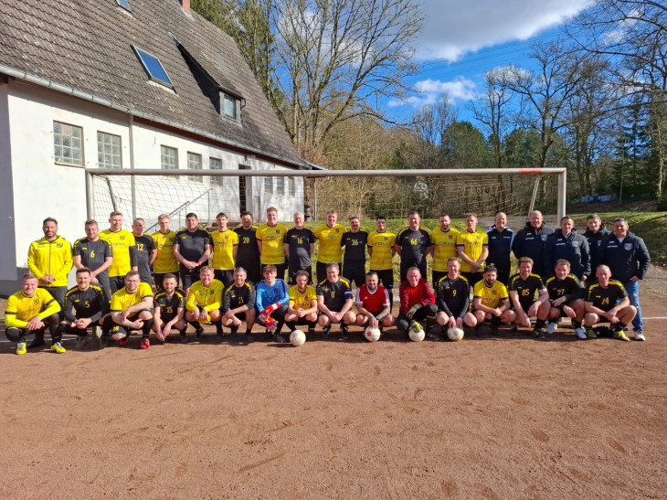 Sportfreunde Sch�nstein: Spa� und Gemeinschaft beim internen Spiel