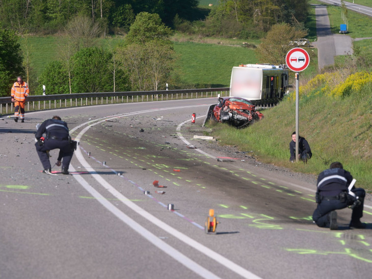 2. AKTUALISIERUNG: Schwerer Verkehrsunfall auf der B327 bei Kastellaun: junge Frau verlor ihr Leben
