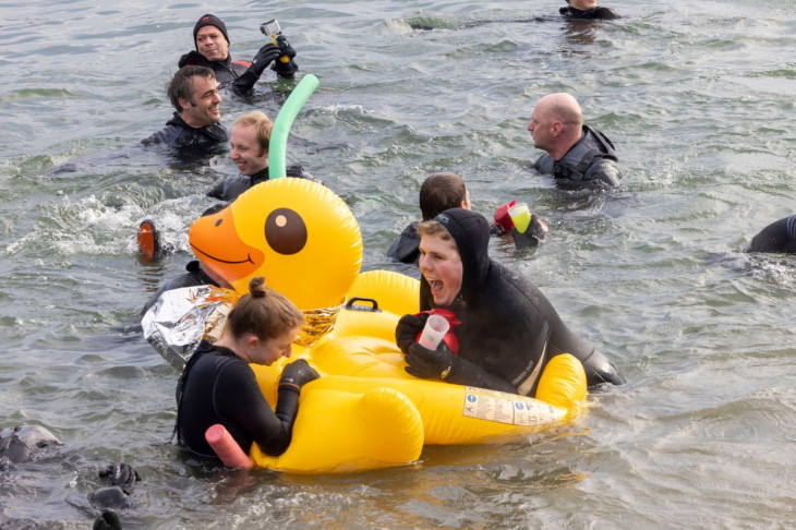 Wenn der Rhein ruft: Rund 180 Rettungskr�fte nehmen beim Abschwimmen in Mainz teil