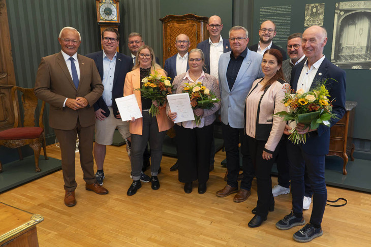 Die Geehrten mit Partnern und B�rgermeister.